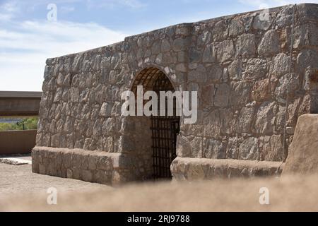 Yuma, Arizona, USA - 27. Mai 2022: Nachmittagssonne scheint auf dem historischen Yuma Territorial Prison State Historic Park. Stockfoto