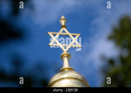 Berlin, Deutschland. August 2023. Der Davidsstern auf der Kuppel des Centrum Judaicum, in dem auch die neue Synagoge Berlin und die Jüdische Gemeinde Berlin untergebracht sind, leuchtet vor einem blauen Himmel. (An die dpa: „Schlammschlamm“ vor der Wahl in der Jüdischen Gemeinde Berlin) Credit: Sebastian Gollnow/dpa/Alamy Live News Stockfoto