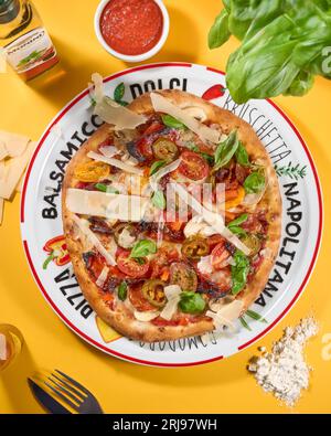 Eine frisch gebackene Margherita-Pizza mit geschmolzenem Mozzarella und frischem Basilikum Stockfoto