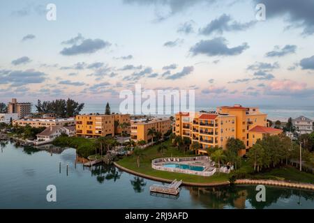 Ein Blick aus der Vogelperspektive auf eine Küstenstadt mit einem Yachthafen mit Docks, Booten und Wohnhäusern Stockfoto