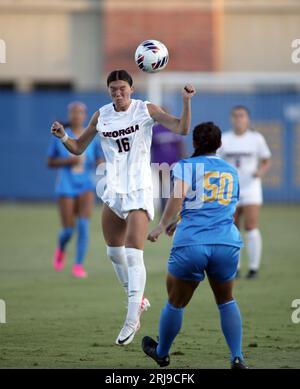 17. August 2023: Der Georgia Bulldogs-Mittelfeldspieler Ellie Gilbert #16 führt den Ball bei einem Spiel zwischen den Georgia Bulldogs und den UCLA Bruins im Wallis Annenberg Stadium in Los Angeles, CA, Michael Sullivan/CSM Stockfoto