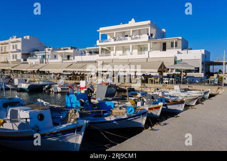 Piso Livadi, GR - 30. Juli 2023: Hafen und Uferpromenade von Piso Livadi auf der Insel Paros Stockfoto