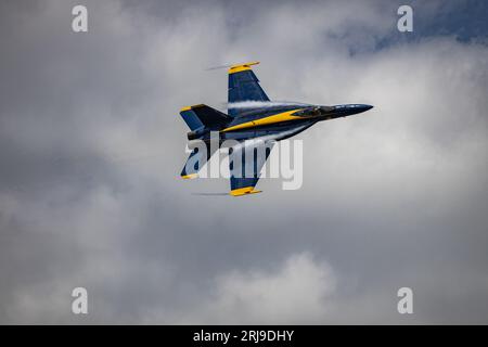 Ein United States Blue Angel Jet, der auf einer Flugshow mit Wasserdampf fliegt Stockfoto