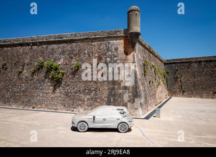 Ein 15 Tonnen schweres Modell eines modernen spanischen Geländewagens des portugiesischen Straßenkünstlers Alexandre Farto AKA Vhils befindet sich außerhalb der Cidadela de Cascais aus dem 15. Jahrhundert an der portugiesischen Küste 24 km westlich der Hauptstadt Lissabon. Stockfoto