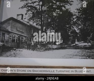 VEREINIGTE STAATEN - 21.08.2023: Der alte Osborn Store auf der Snickersville Turnpike im Dorf Bluemont Virginia. Das Foto wurde Anfang der 1900er Jahre gemacht Stockfoto