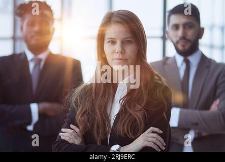Erfolgreiches, vielfältiges Business-Team, drei Mitarbeiter, die sich die Kamera ansehen Stockfoto
