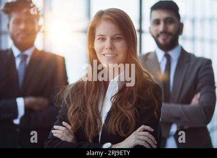 Fröhliche Geschäftsleute, die im Flur posieren. Stockfoto