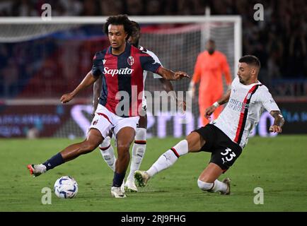 Bologna. August 2023. Bolognas Joshua Zirkzee (L) tritt am 21. August 2023 bei einem Fußballspiel der Serie A zwischen Bologna und dem AC Mailand in Bologna (Italien) an. Credit: Alberto Lingria/Xinhua/Alamy Live News Stockfoto