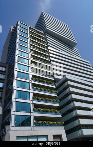 Modernes Hochhaus mit Pflanzen auf dem Balkon Stockfoto