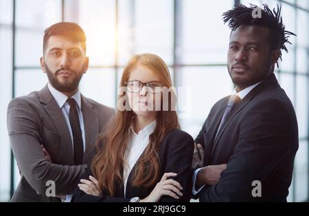 Gruppenporträt junger Mitarbeiter, Manager oder Geschäftspartner mit Blick auf die Kamera Stockfoto