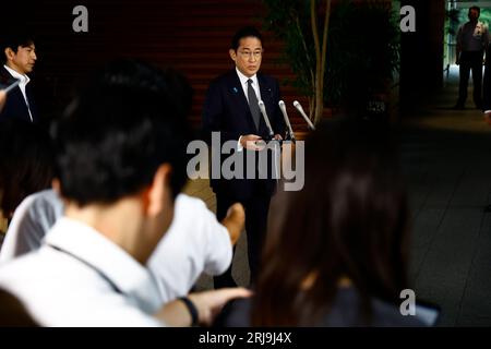 Tokio, Japan. August 2023. Der japanische Premierminister Fumio Kishida beantwortet Fragen von Journalisten bei seiner Ankunft im Büro des Premierministers am 22. August 2023 in Tokio. Der japanische Premierminister und die Außenministerin Yoshimasa Hayashi trafen mit Vertretern des Interministeriellen Rates für verunreinigte Gewässer, behandeltes Wasser und Stilllegungsfragen sowie des Interministeriellen Rates für die kontinuierliche Umsetzung der Grundsatzpolitik für den Umgang mit (ALPEN-)behandeltem Wasser zusammen. Quelle: ZUMA Press, Inc./Alamy Live News Stockfoto