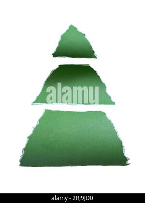 Weihnachtsbaum aus abgerissenem grünem Papier auf weißem Hintergrund mit Beschneidungspfad Stockfoto