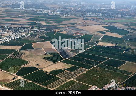 Luftaufnahme der Landwirtschaft land und die Autobahnen in der Schfela in Israel. Stockfoto