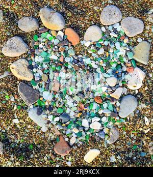 Herz aus bunten Steinen und Glas am Glasstrand Steklyannaya Bay, Russland Stockfoto