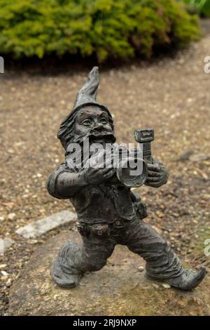 Zwerg mit Kamera - Fotograf. Kleine Bronzefiguren von Gnomen auf den Straßen von Breslau. Europa Miniaturbronze-Figur eines Gnoms. Symbol von Breslau. Touristenattraktion Stockfoto