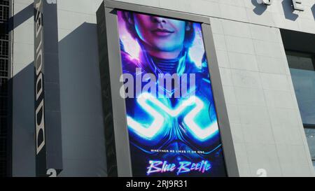 Los Angeles, Kalifornien, USA 18. August 2023 Eine allgemeine Ansicht der Atmosphäre von Warner Brothers Blue Beetle Billboard mit Xolo Mariduena am 18. August 2023 in Los Angeles, Kalifornien, USA. Foto von Barry King/Alamy Stock Photo Stockfoto