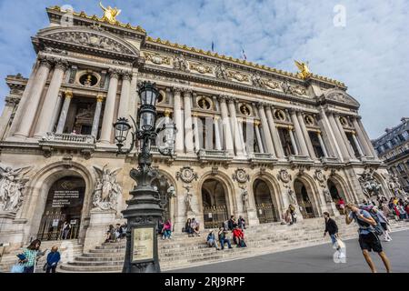 Hauptfassade des Palais Garnier, auch bekannt als Opéra Garnier, vom Place de l'Opéra im 9. Arrondissement von Paris, Île-de-France, Franc Stockfoto