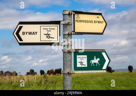 Imber Range Path Byway Permissive Byway Schild am New Zealand Farm Camp in Salisbury Plain, Wilshire UK im August Stockfoto