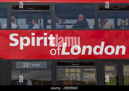 Spirit of London mit Passagieren, die im August im Bus in Salisbury Plain, Wilshire UK sitzen Stockfoto