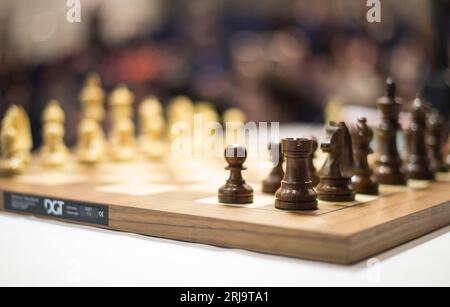 Aktenfoto vom 12/2015 eines Schachbretts während der 7. London Chess Classic, der letzten Etappe der Grand Chess Tour 2015 im Olympia Conference Centre in London. Die Regierung hat die Pläne bestätigt, 100 Schachbretter in öffentlichen Parks im ganzen Land als Teil eines Pakets von 1 Million Pfund zu installieren. Der Plan, der eine finanzielle Aufstockung von £ 500.000 für die English Chess Federation (ECF) beinhaltet, wurde erstmals im August berichtet. Ausgabedatum: Dienstag, 22. August 2023. Stockfoto