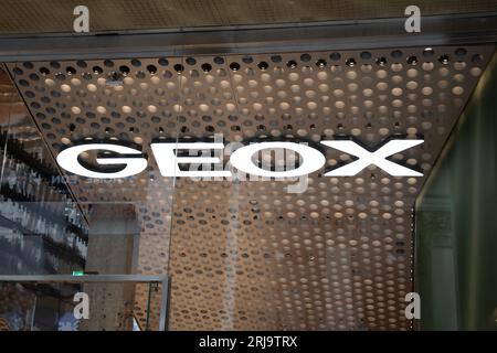 Mailand, Italien - 08 07 2023 : Geox Logo Marke und Textschild an der Fassade Wandgeschäft von Schuhen Schuhe italienische Kleidung Stockfoto