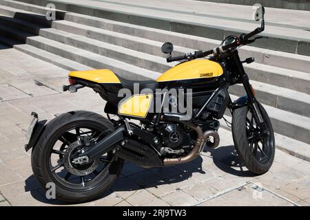 Bordeaux, Frankreich - 08 18 2023 : Ducati Scrambler schwarzes gelbes Motorradzeichen Logo und Textmarke auf modernen italienischen Motorrad Stockfoto