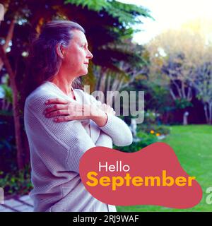 Komposition aus hallo-september-Text über kaukasische Frau im Garten Stockfoto