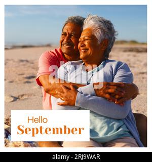 Komposition aus Hallo september Text über Senior Biracial Ehepaar am Strand Stockfoto