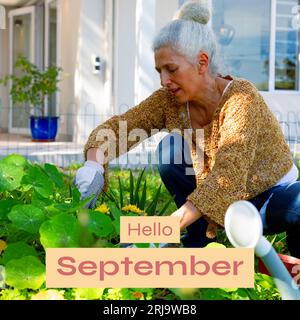 Komposition aus hallo-september-Text über kaukasische Frau im Garten Stockfoto