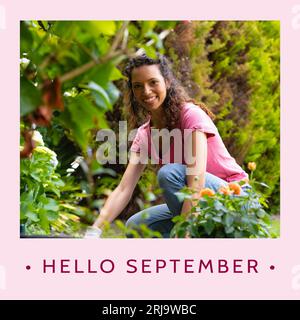 Komposition aus Hallo-september-Text über birassische Frau im Garten Stockfoto