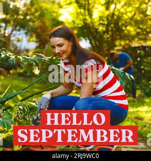 Komposition aus hallo-september-Text über kaukasische Frau im Garten Stockfoto