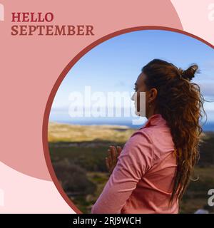 Komposition aus Hallo-september-Text über kaukasische Frau in der Natur Stockfoto