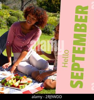 Komposition aus Hello september Text über afroamerikanische Mutter und Tochter im Garten Stockfoto