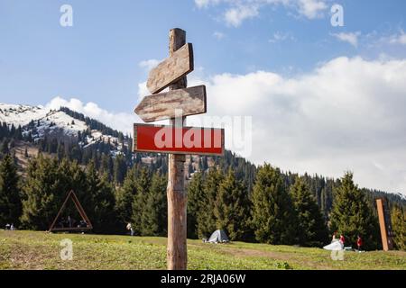 Routing-Indikatoren in den Bergen. Aktives Lifestyle-Konzept. Stockfoto