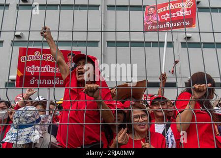 Bangkok, Thailand. August 2023. Thaksin Shinawatraís-Anhänger brüllen auf dem Don Muang International Airport in Bangkok. Thaksin Shinawatra hatte 17 Jahre im Ausland gelebt, nachdem seine Regierung von der königlichen thailändischen Armee in der politischen Krise in Thailand am 2006 Putsch erlitten hatte. (Foto: Peerapon Boonyakiat/SOPA Images/SIPA USA) Credit: SIPA USA/Alamy Live News Stockfoto