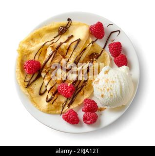 Frisch gebackener Crepe mit Eis und frischen Beeren auf weißem Teller isoliert auf weißem Hintergrund, Blick von oben Stockfoto