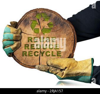 Hände mit Handschuhen halten einen Querschnitt eines Baumstammes mit einem Recycling-Symbol und Text Wiederverwendung, Reduzieren und Recyceln. Isoliert auf weißem Hintergrund... Stockfoto