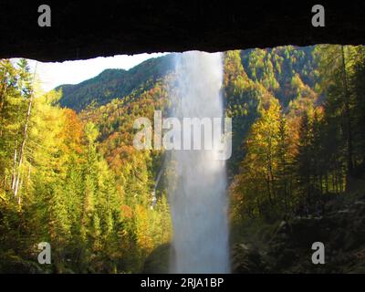 Malerischer Pericnik Wasserfall mit dem Wald dahinter in wunderschönem bunten Herbstlaub in Gorenjska, Slowenien Stockfoto