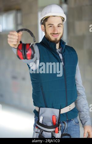 Junger Mitarbeiter mit Noise Cancelling-Kopfhörern Stockfoto