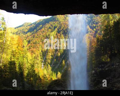 Malerischer Pericnik Wasserfall mit dem Wald dahinter in wunderschönem bunten Herbstlaub in Gorenjska, Slowenien Stockfoto