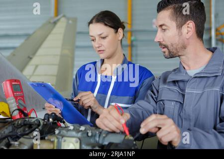 Zwei Mechaniker diskutieren die Liste der Arbeiten Stockfoto