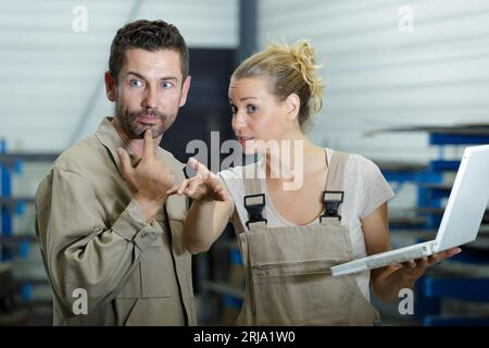 Ingenieure in mechanischen Fabriken überprüfen Anweisungen Stockfoto