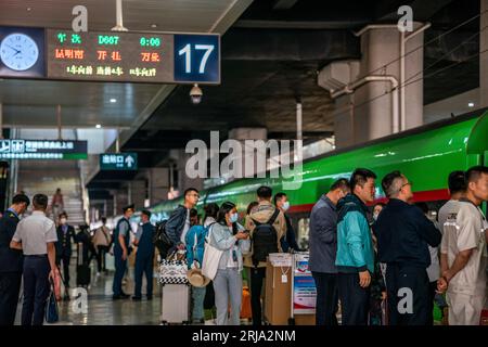 Peking, chinesische Provinz Yunnan. April 2023. Passagiere bereiten sich auf den ersten grenzüberschreitenden Personenzug in Richtung Laos Hauptstadt Vientiane am Kunming South Railway Station in Kunming, Südwestchinas Provinz Yunnan, am 13. April 2023 vor. UM MIT "China Focus: A Road of Prosperity - China-Laos Railway Promots Common Development" ZU GEHEN Kredit: HU Chao/Xinhua/Alamy Live News Stockfoto