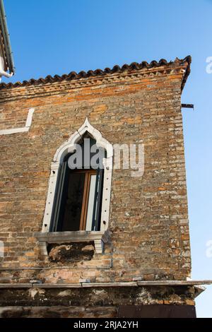 Kanäle und Gebäude in Murano, Venedig, Italien. Murano ist weltberühmt für seine Glasproduktion. Stockfoto