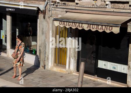 Kanäle und Gebäude in Murano, Venedig, Italien. Murano ist weltberühmt für seine Glasproduktion. Stockfoto