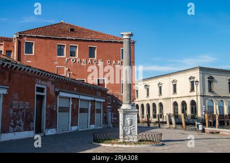 Kanäle und Gebäude in Murano, Venedig, Italien. Murano ist weltberühmt für seine Glasproduktion. Stockfoto