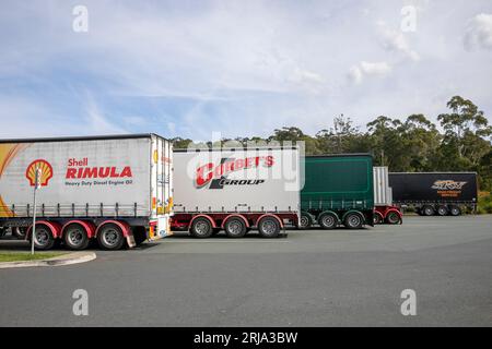 Australische Lastkraftwagen, die in der Nähe von Port Macquarie in New South Wales, Australien, geparkt sind Stockfoto