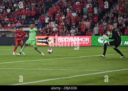 St. Louis, Missouri, USA. August 2023. St. Louis City SC-Stürmer NICHOLAS GIOACCHINI (11) geht mit dem rechten Fuß an Austin FC-Torhüter BRAD STUVER (1) vorbei und erzielt 2-0 Punkte im Citypark in St. Louis. (Bild: © Sven White/ZUMA Press Wire) NUR REDAKTIONELLE VERWENDUNG! Nicht für kommerzielle ZWECKE! Stockfoto