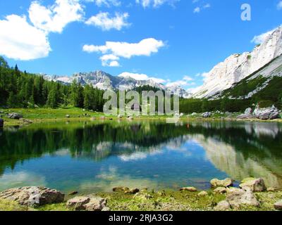 Doppelsee im Triglav-Seetal in den Julischen alpen und Triglav-Nationalpark in Gorenjska, Slowenien mit einer Hütte und Lärchenwald auf der anderen Stockfoto