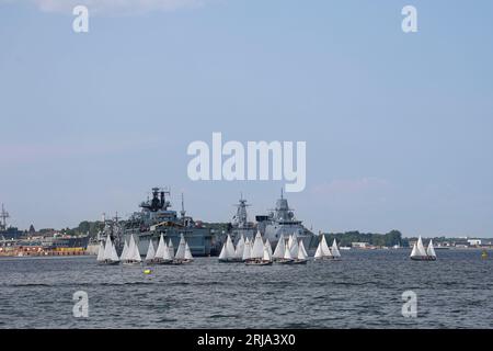 Fernansicht eines Segelbootrennens in der Nähe der Marinebasis Kiel-Wik während der Kieler Woche, Kiel, Schleswig-Holstein, Deutschland Stockfoto